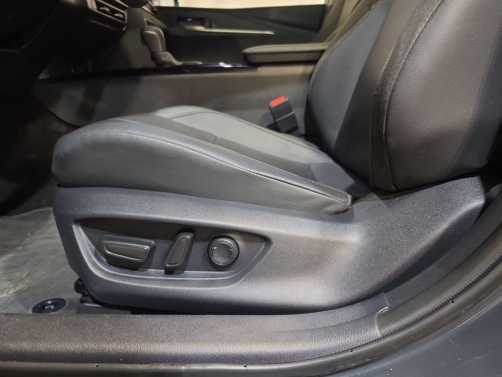 Used 2025 Toyota Camry XLE FWD image 14