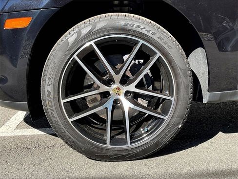 Certified 2025 Porsche Macan image 14