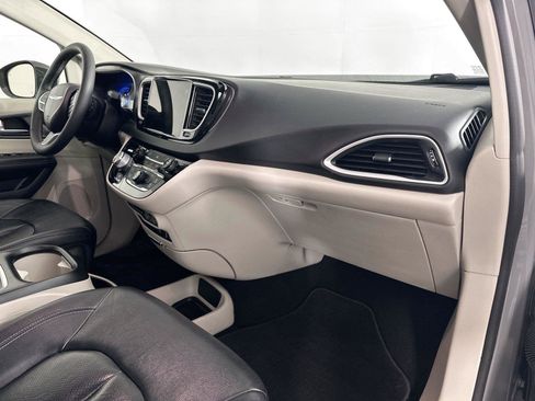 Used 2022 Chrysler Pacifica Touring-L FWD image 29