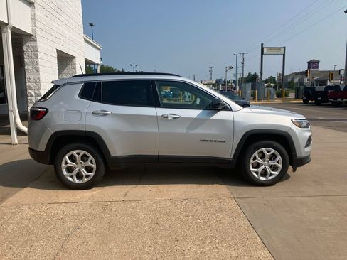 Used 2024 Jeep Compass Latitude AWD/4WD image 8