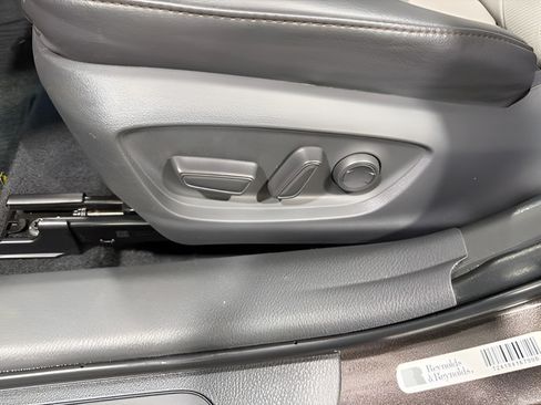 Used 2018 Toyota Camry XLE FWD image 12