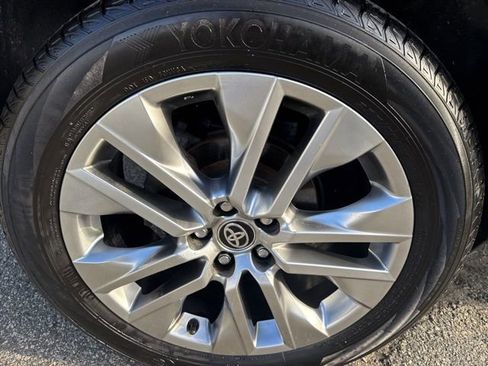 Used 2020 Toyota RAV4 XLE Premium image 9