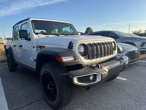 Used 2024 Jeep Gladiator Sport AWD/4WD image 3
