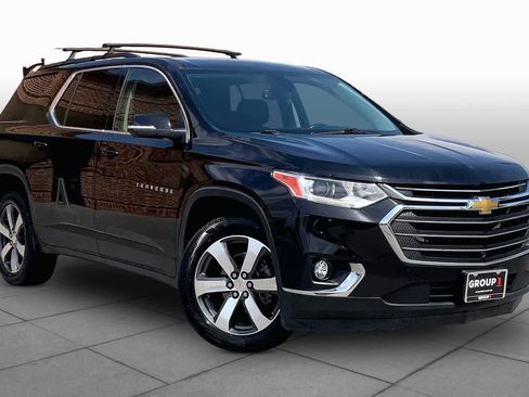 Used 2021 Chevrolet Traverse LT w/ LT Premium Package image 3
