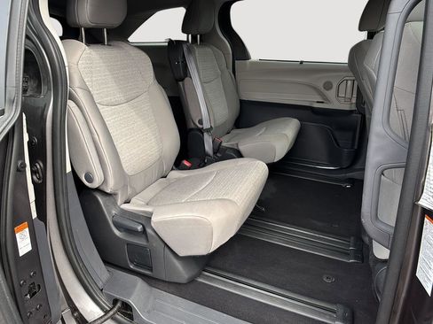 Used 2024 Toyota Sienna LE image 14