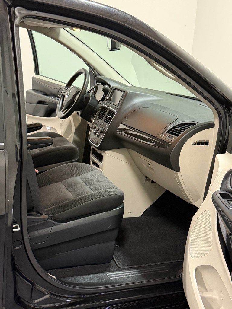 Used 2018 Dodge Grand Caravan SE w/ UConnect Hands-Free Group FWD image 12