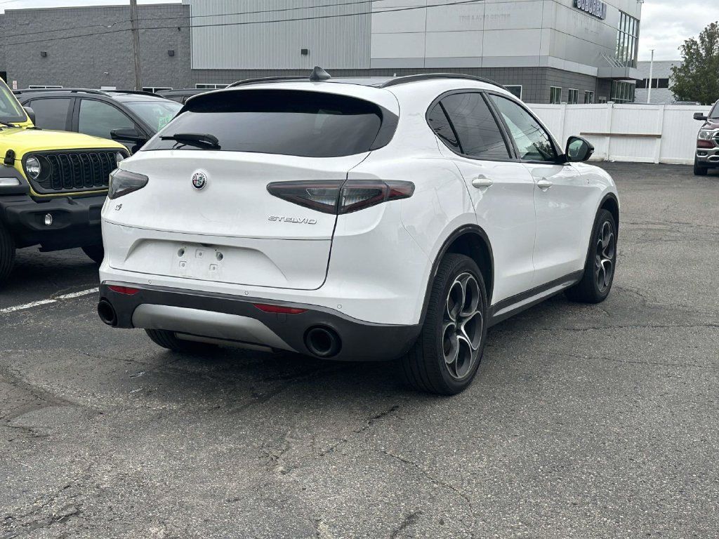 Used 2024 Alfa Romeo Stelvio Ti AWD/4WD image 4