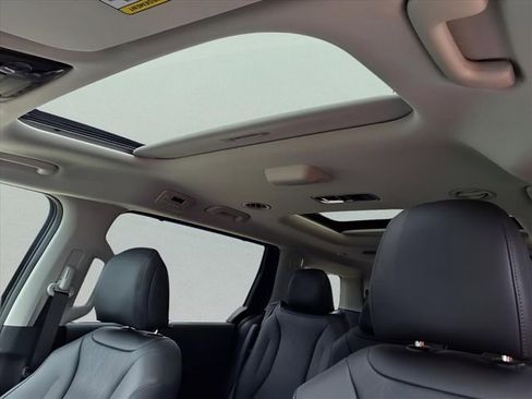 New 2025 Kia Carnival SX w/ SX Dark Edition Package FWD image 15