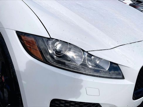 Used 2020 Jaguar F-PACE Premium image 32