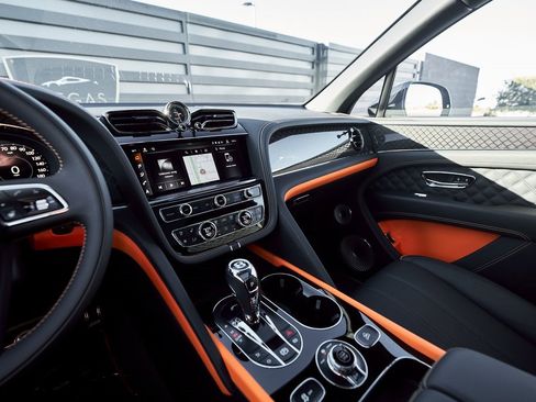 Used 2025 Bentley Bentayga image 65