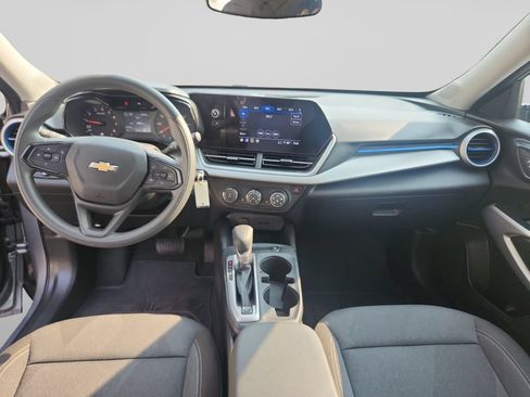 Used 2025 Chevrolet Trax LS w/ LS Convenience Package FWD image 12