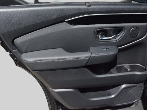 Used 2025 Honda Pilot EX-L image 16