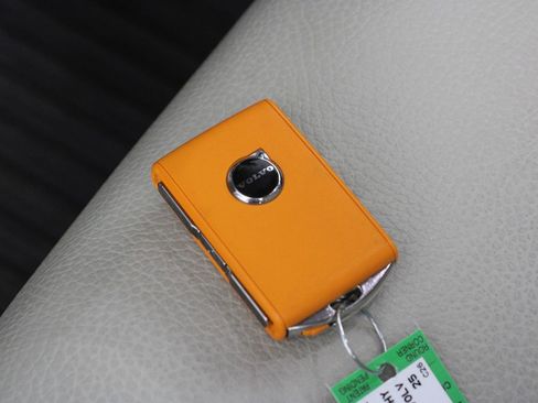 Certified 2025 Volvo XC60 T8 Plus w/ Protection Package Premier image 33