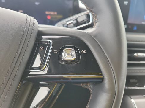 Used 2025 Lincoln Aviator AWD image 32