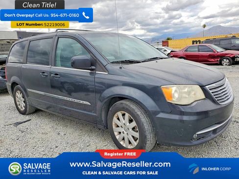 Used 2013 Chrysler Town & Country Touring FWD image 5