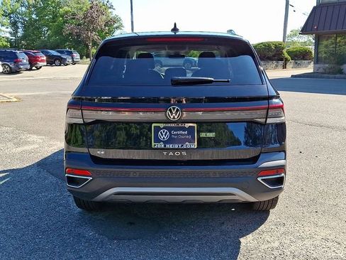 Certified 2025 Volkswagen Taos SE image 9
