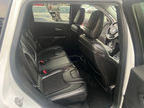 Used 2019 Jeep Cherokee Latitude Plus AWD/4WD image 26