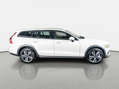 Used 2026 Volvo V60 B5 Cross Country Plus w/ Protection Package Premier image 5