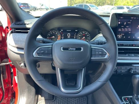 Used 2025 Jeep Compass Latitude w/ Sun & Sound Group AWD/4WD image 19