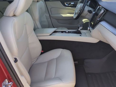 Used 2020 Volvo S60 T6 Momentum image 23