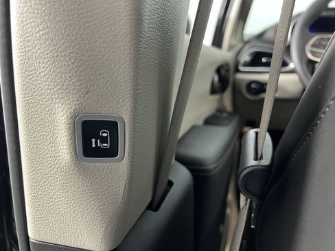 Certified 2024 Chrysler Pacifica Limited image 27
