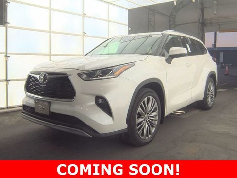 Used 2021 Toyota Highlander Platinum AWD/4WD image 1
