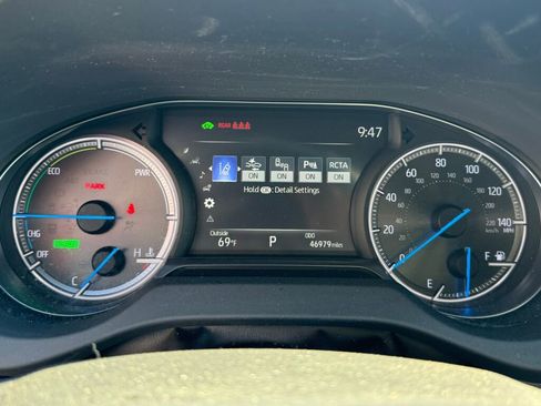 Used 2022 Toyota Venza XLE image 27