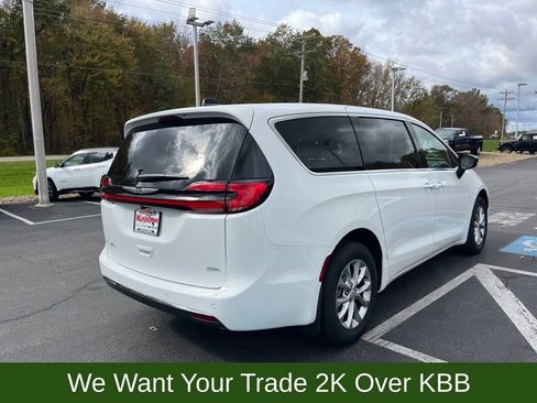 New 2026 Chrysler Pacifica Select image 4