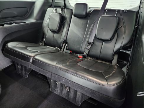 Used 2024 Chrysler Pacifica Limited image 9