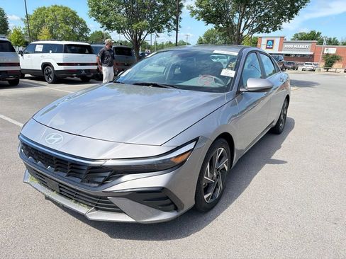 Certified 2025 Hyundai Elantra SEL FWD image 13