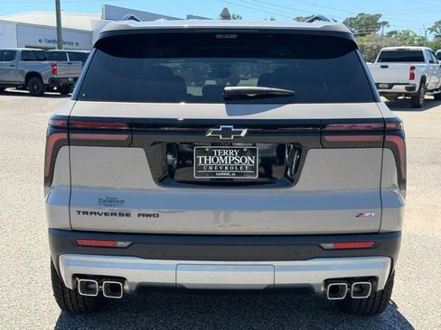 New 2026 Chevrolet Traverse Z71 w/ Enhanced Driving Package AWD/4WD image 3