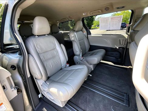 Used 2017 Toyota Sienna XLE FWD image 26