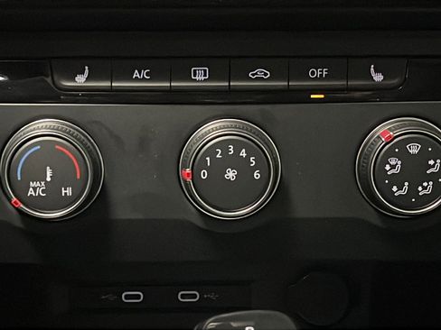 Used 2022 Volkswagen Taos SE w/ Panoramic Sunroof Package FWD image 18