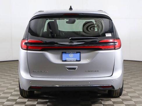 Used 2024 Chrysler Pacifica Limited image 17