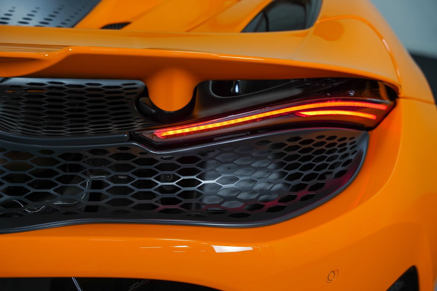 Used 2024 McLaren 750S Spider RWD image 21