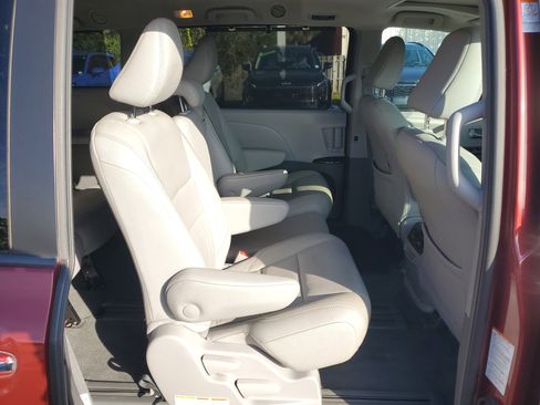 Used 2019 Toyota Sienna L image 12