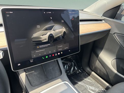 Used 2022 Tesla Model Y Performance AWD/4WD image 9
