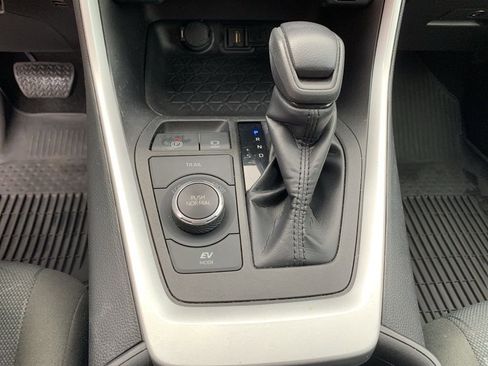 Used 2022 Toyota RAV4 XLE image 23