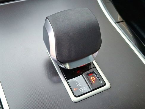 New 2026 Land Rover Range Rover Velar Dynamic SE image 13