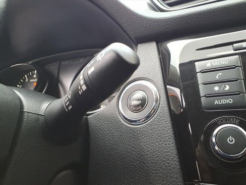 Used 2020 Nissan Rogue SV image 9