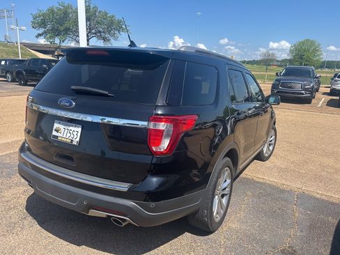 Used 2018 Ford Explorer XLT w/ Equipment Group 202A FWD image 11