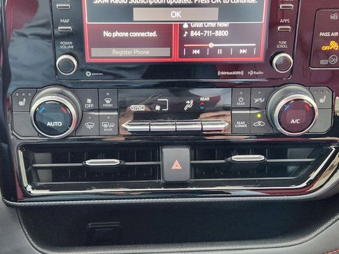 Used 2021 Toyota Highlander XSE image 19