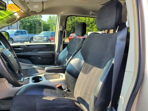 Used 2014 Chrysler Town & Country Touring-L FWD image 12