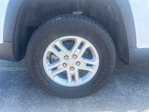 Used 2023 Jeep Grand Cherokee Laredo AWD/4WD image 9