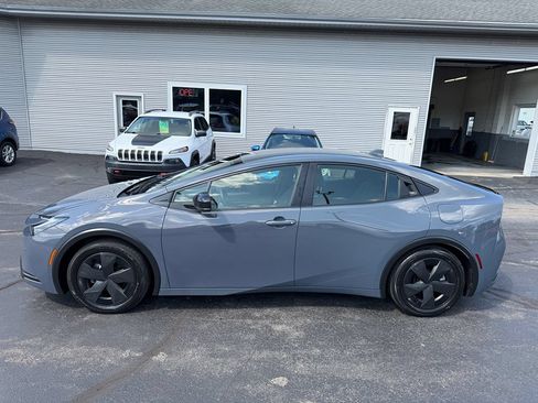 Used 2025 Toyota Prius LE FWD image 2