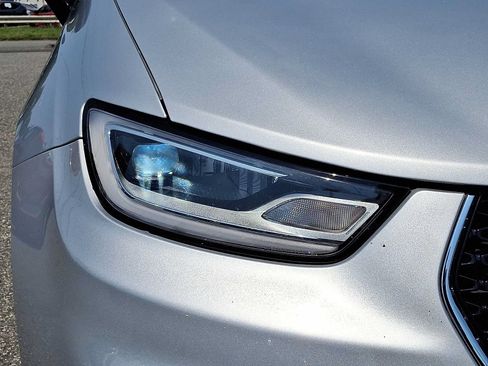 Certified 2024 Chrysler Pacifica Touring-L FWD image 9