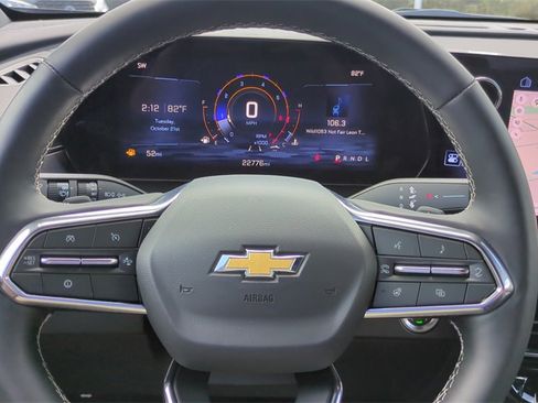 Used 2025 Chevrolet Traverse LT image 21