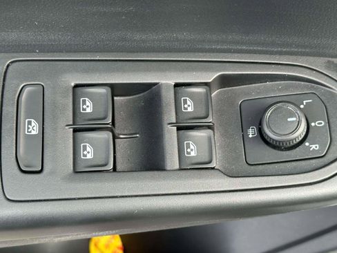 Certified 2022 Volkswagen Taos SE w/ Panoramic Sunroof Package image 17