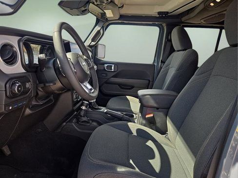 Used 2025 Jeep Wrangler Unlimited Sahara image 23