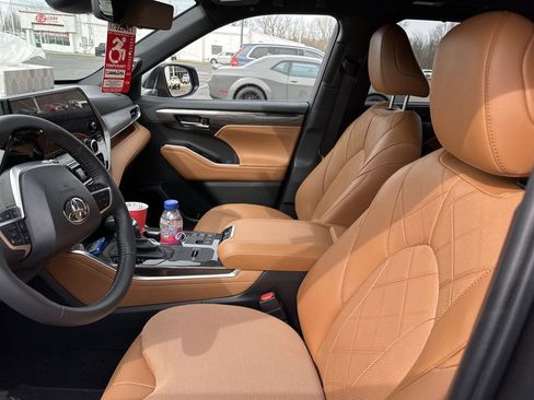 Used 2025 Toyota Highlander Platinum image 4